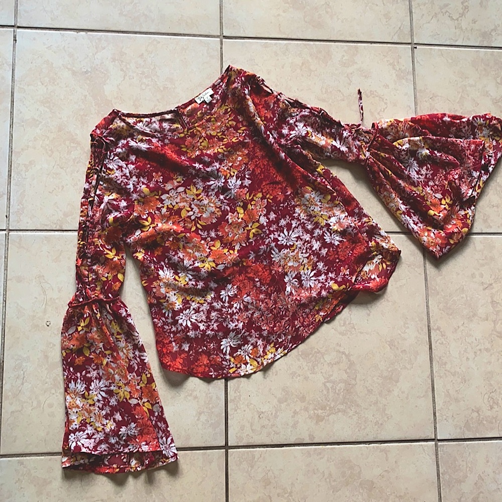 Women’s tie/bell bottom sleeve top